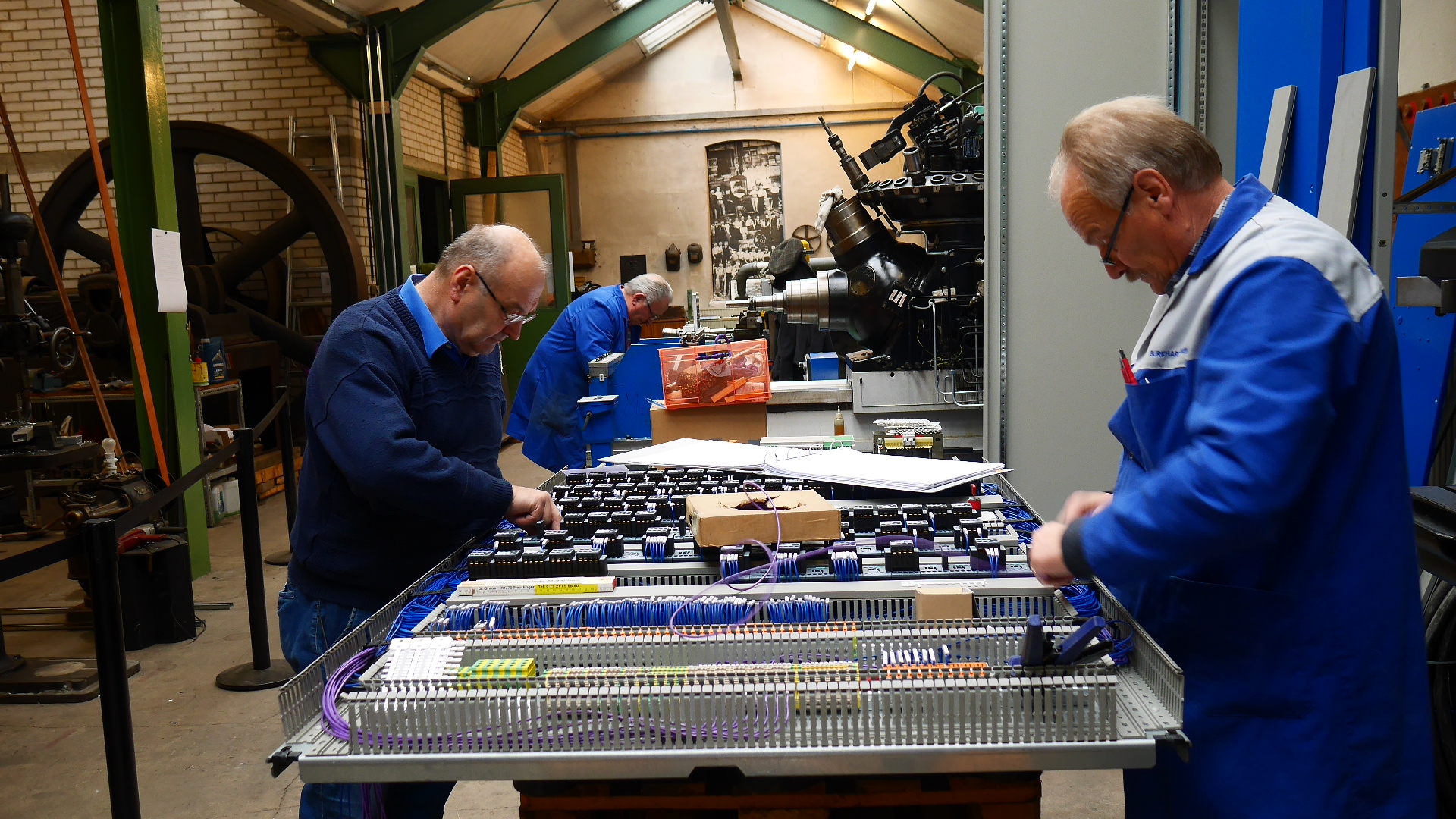 Ehrenamtliche Mitarbeiter bei der Arbeit im Industriemagazin Reutlingen.